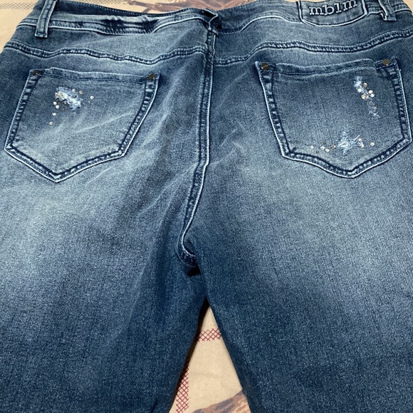 I am selling a pair of jeans. - Picture 4 of 4